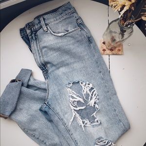 Mom high rise ripped jeans• Urban Outfitters